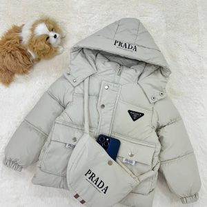 کاپشن نقلی بچگانه همراه با کیف طرح PRADA کد ۲۴۰